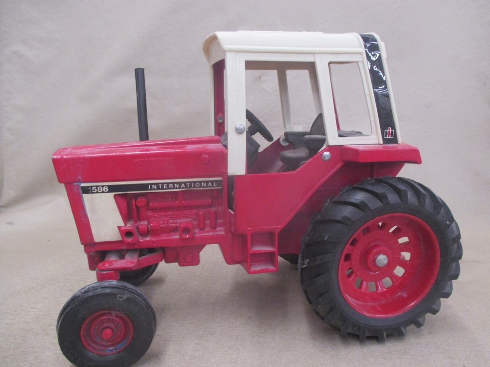 International 1586 wide front tractor with cab