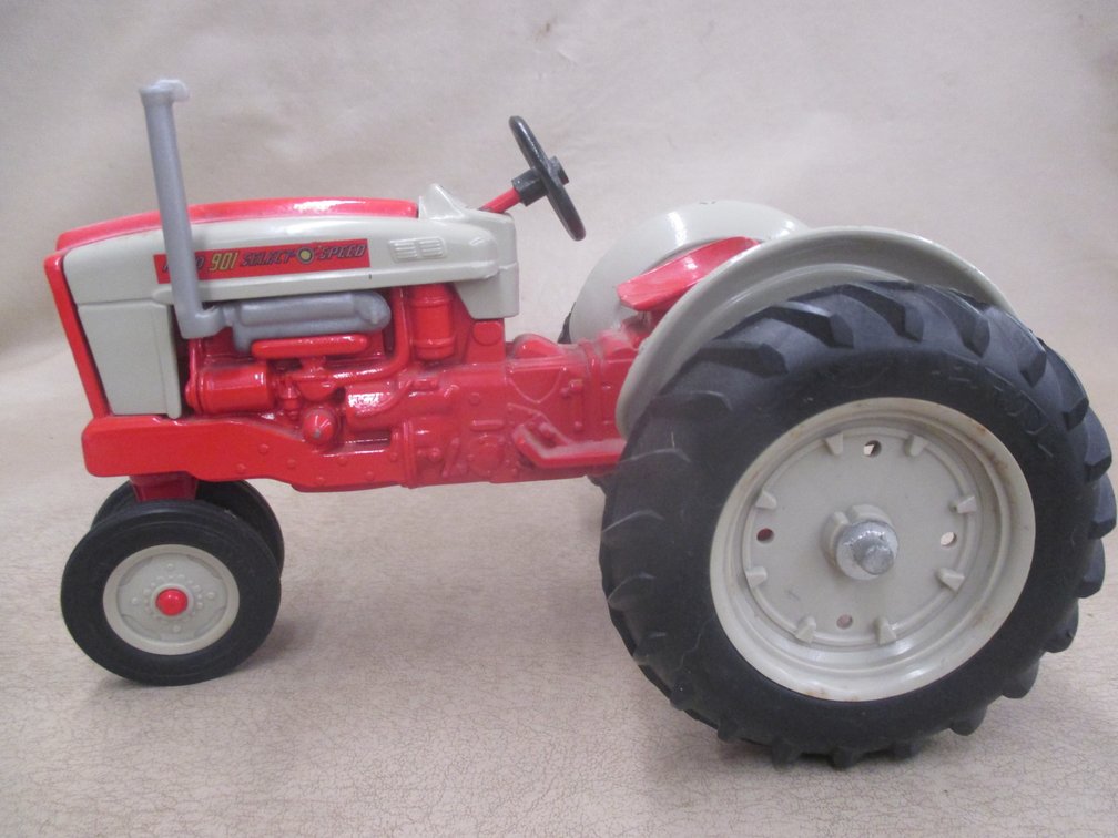 Ertl Ford 901 Select Speed tractor