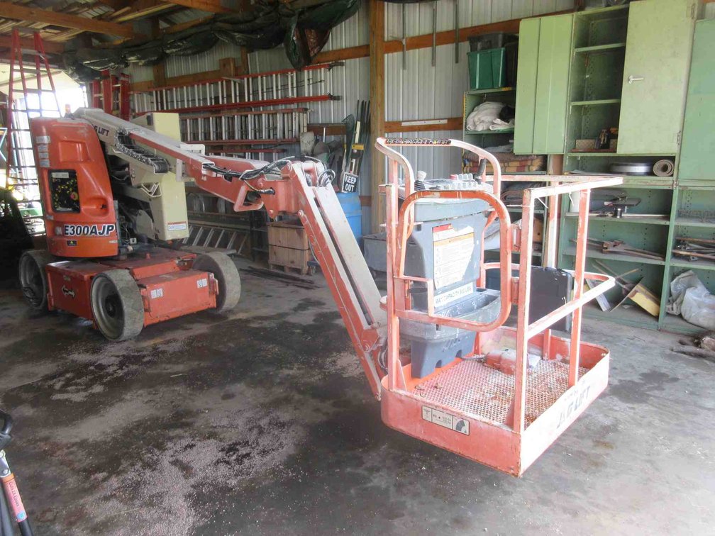 JLG E300AJP electric man lift (runs & drives)2 New batteries