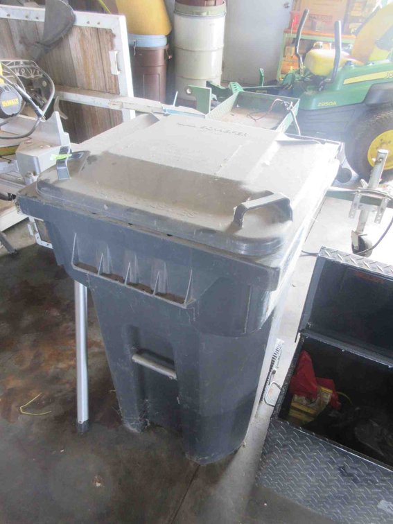 Rolling garbage can