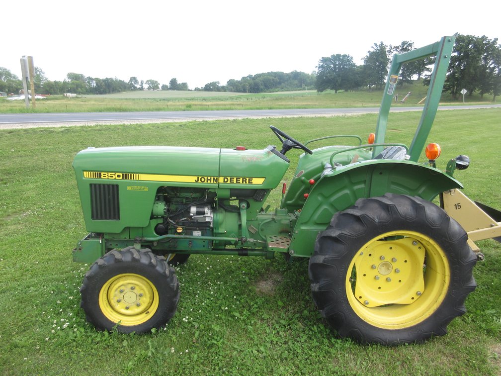 John Deere 850 Utility Tractor
