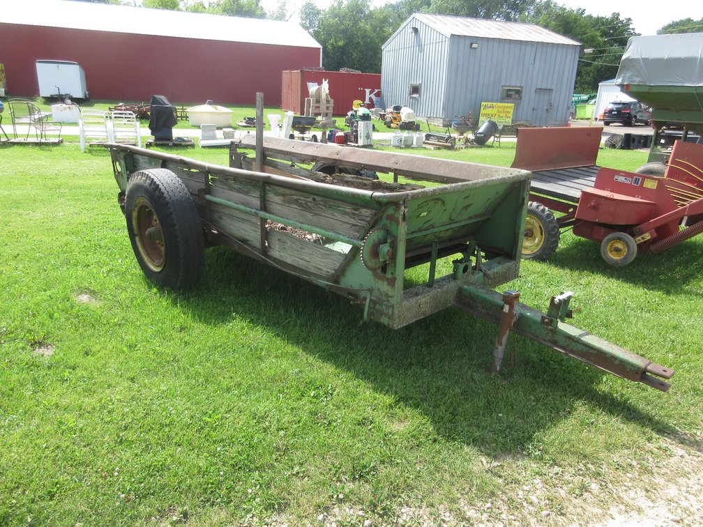 John Deere manure spreader, missing insides