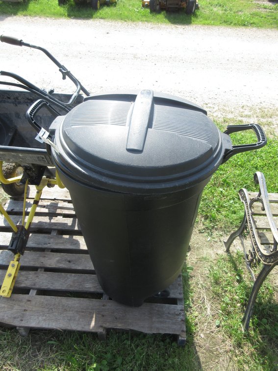 Rubbermaid Roughneck trash can with lid