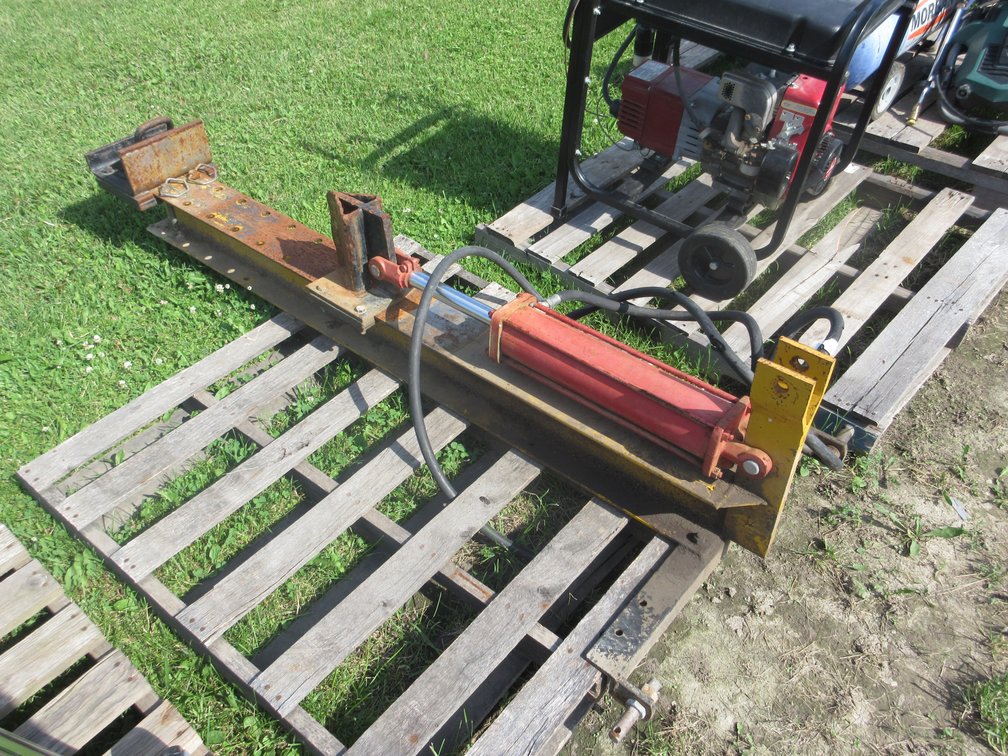 Stationary log splitter with Energy hydraulic ram