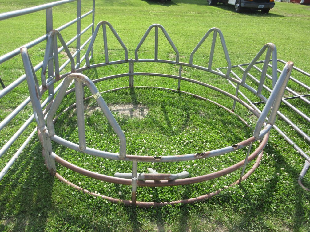 Steel round bale feeder, missing guard