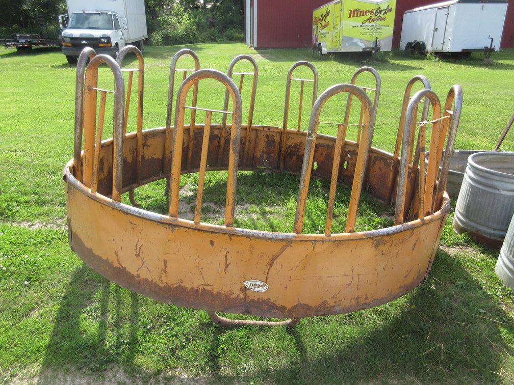 Sioux steel round bale feeder, missing some legs