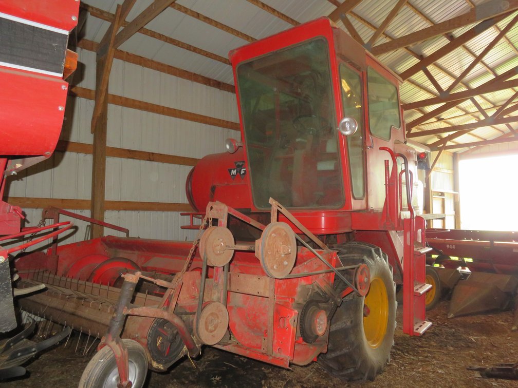 Massey Ferguson 410 combine (runs and drives)
