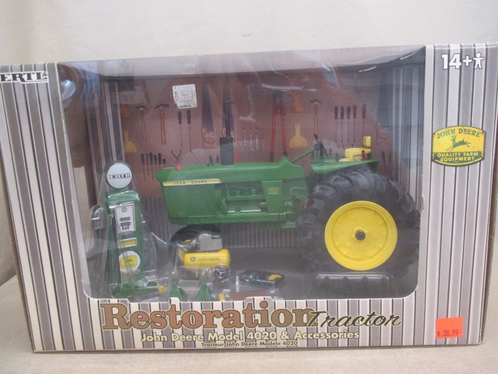 Ertl Restoration Tractor John Deere model 4020 & Accessories in box