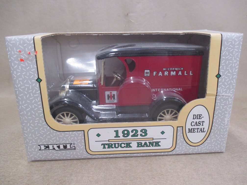 Ertl Farmall IH 1923 truck bank in box