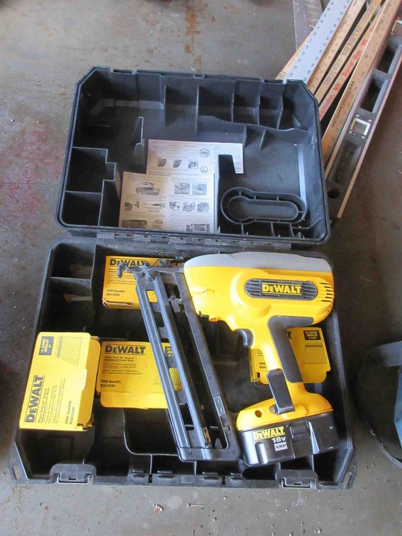 DeWalt 18V cordless angle finish nailer