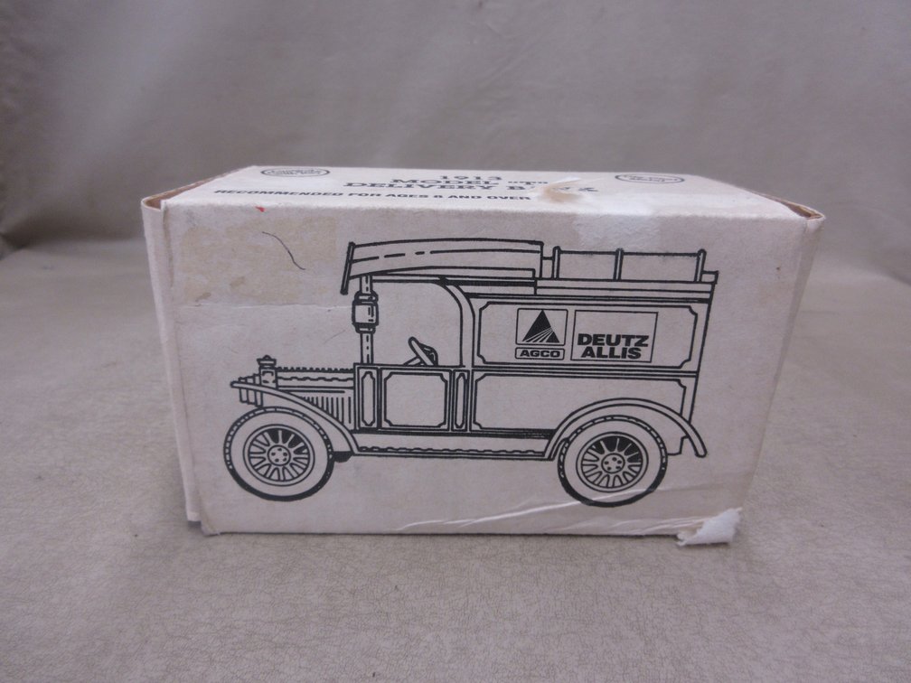 Ertl 1913 model "T" Delivery bank in box
