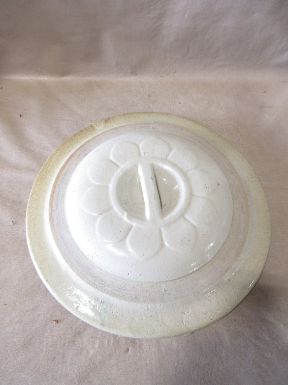 Petal stoneware lid