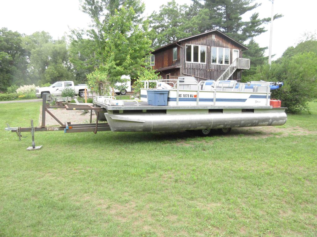 1990 Weers Deluxe 20ft pontoon with 1992 Johnson 70 outboard motor (has title)