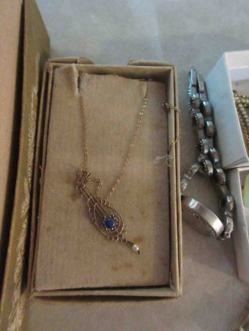 Image for Group of vintage jewelry