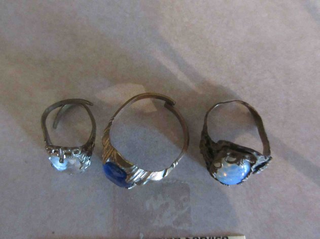Image for (3) Vintage gold tone rings