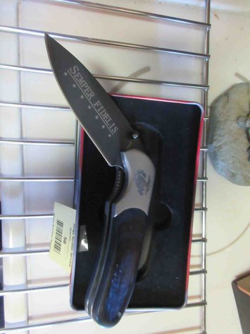 Image for US Marine folding knife in metal tin