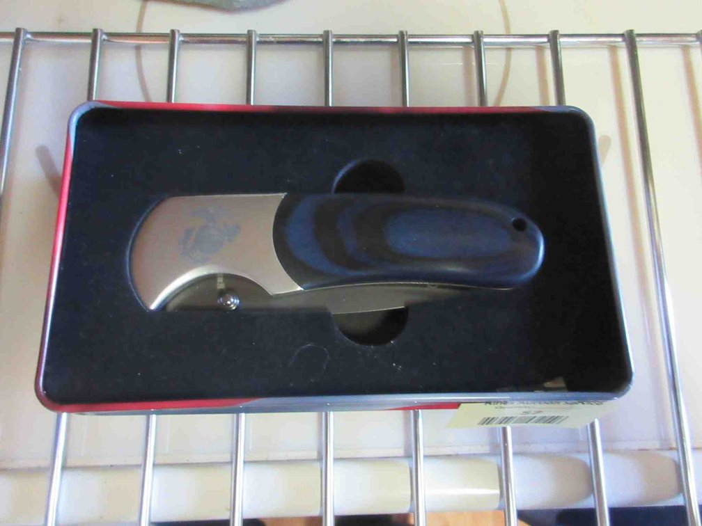 US Marine folding knife in metal tin