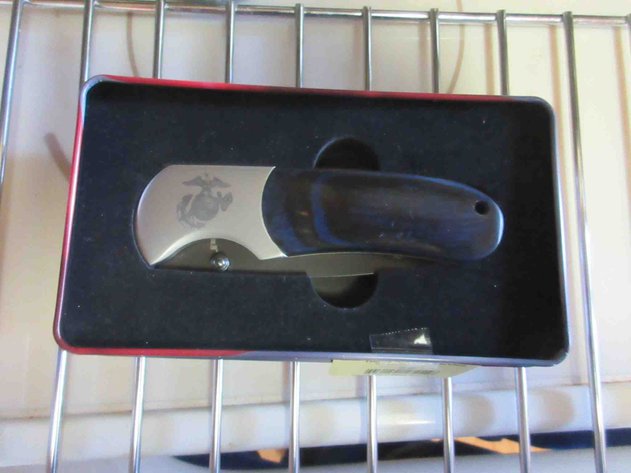 Image for US Marine folding knife in metal tin