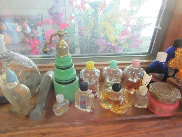 Image for Group of vintage perfumes