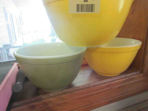 Image for (3) Pyrex bowls
