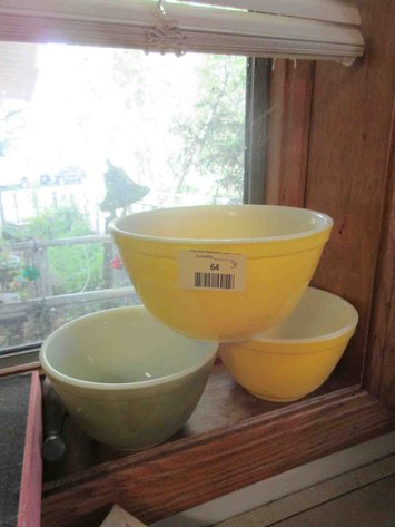 Image for (3) Pyrex bowls