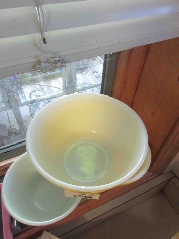 Image for (3) Pyrex bowls