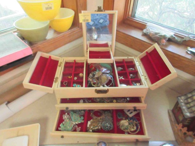 Image for Vintage jewelry box with jewelry