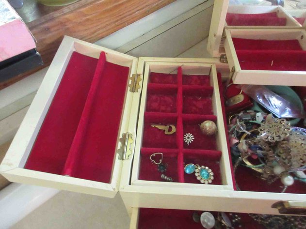 Image for Vintage jewelry box with jewelry