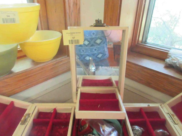Image for Vintage jewelry box with jewelry