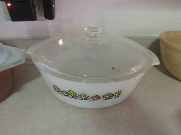 Image for (2) Pyrex and (1) Fire King covered casseroles