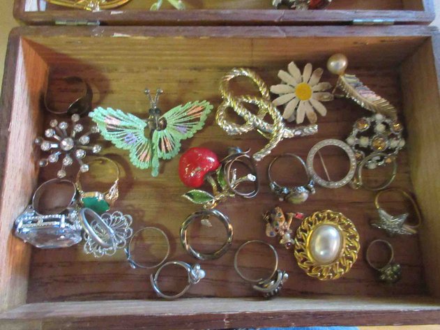 Image for Group of vintage jewelry