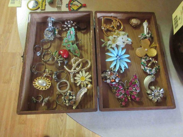 Image for Group of vintage jewelry