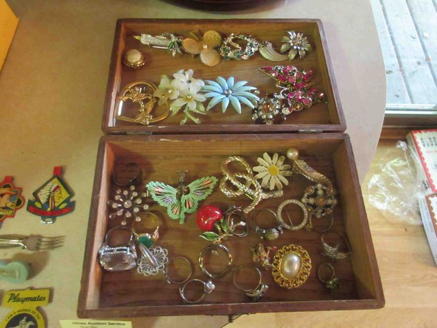 Image for Group of vintage jewelry