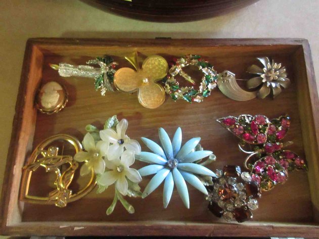 Image for Group of vintage jewelry