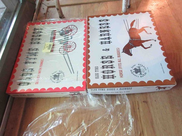 Image for (2) Vintage Country Lane plastic collectibles