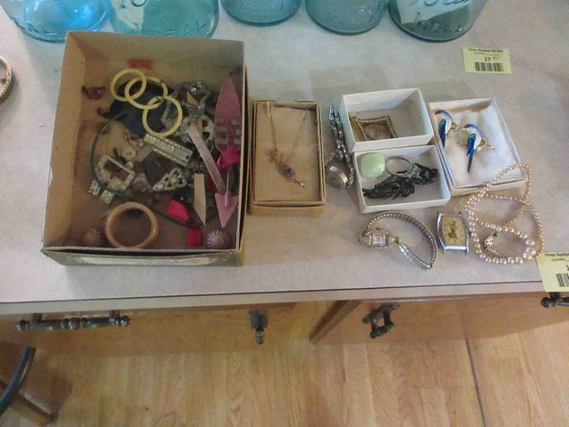 Image for Group of vintage jewelry