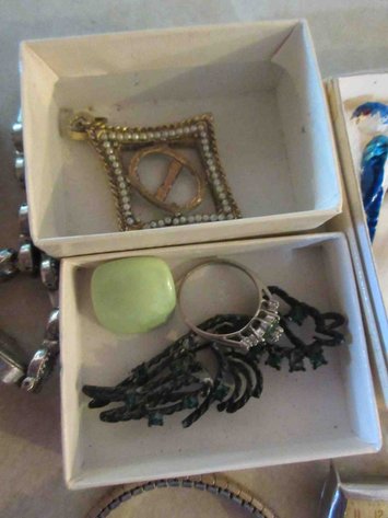 Image for Group of vintage jewelry