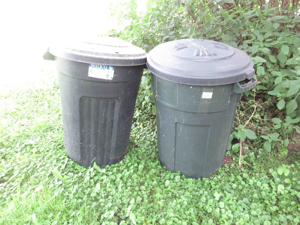 (2) Plastic garbage cans