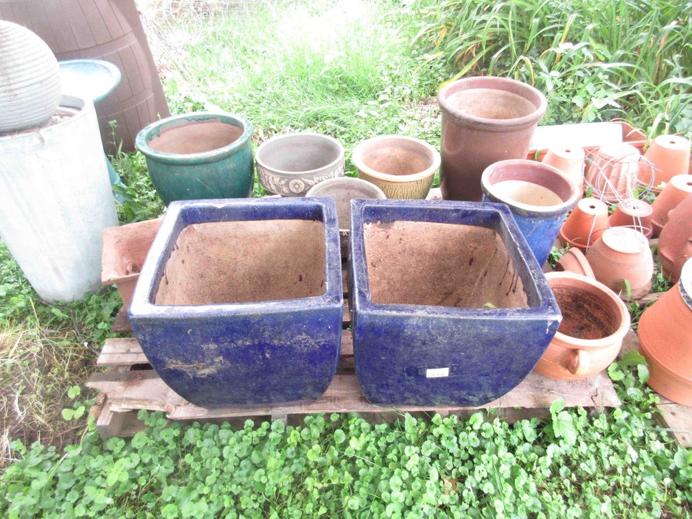 Pallet of ceramic planters