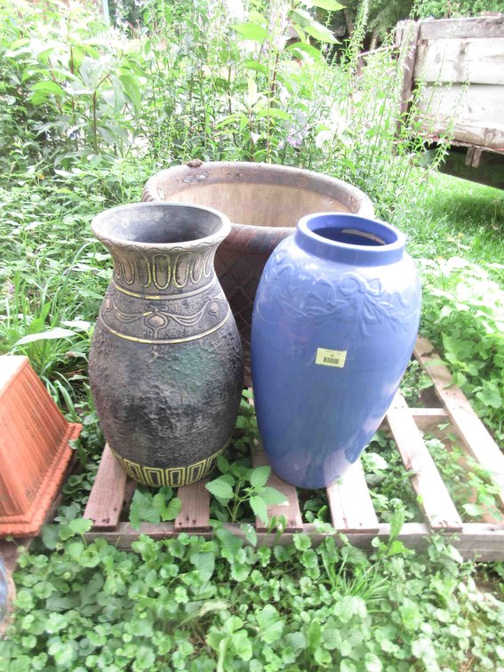 Pallet of ceramic and plastic planters