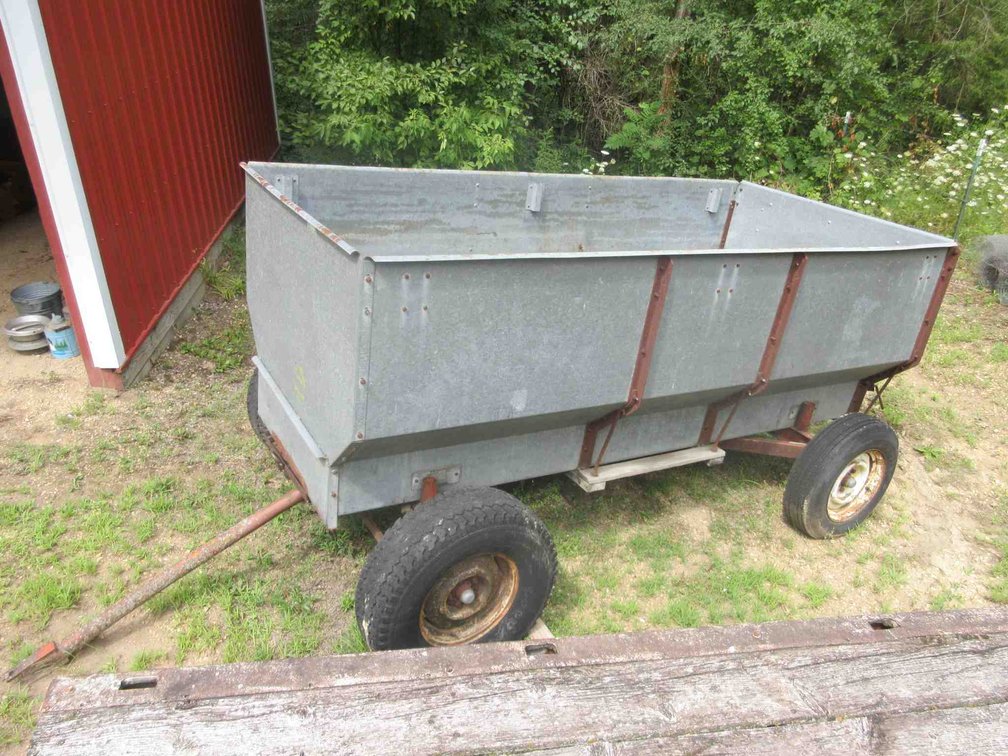 Columbus 4-wheel running gear with Lake Region Coop barge box