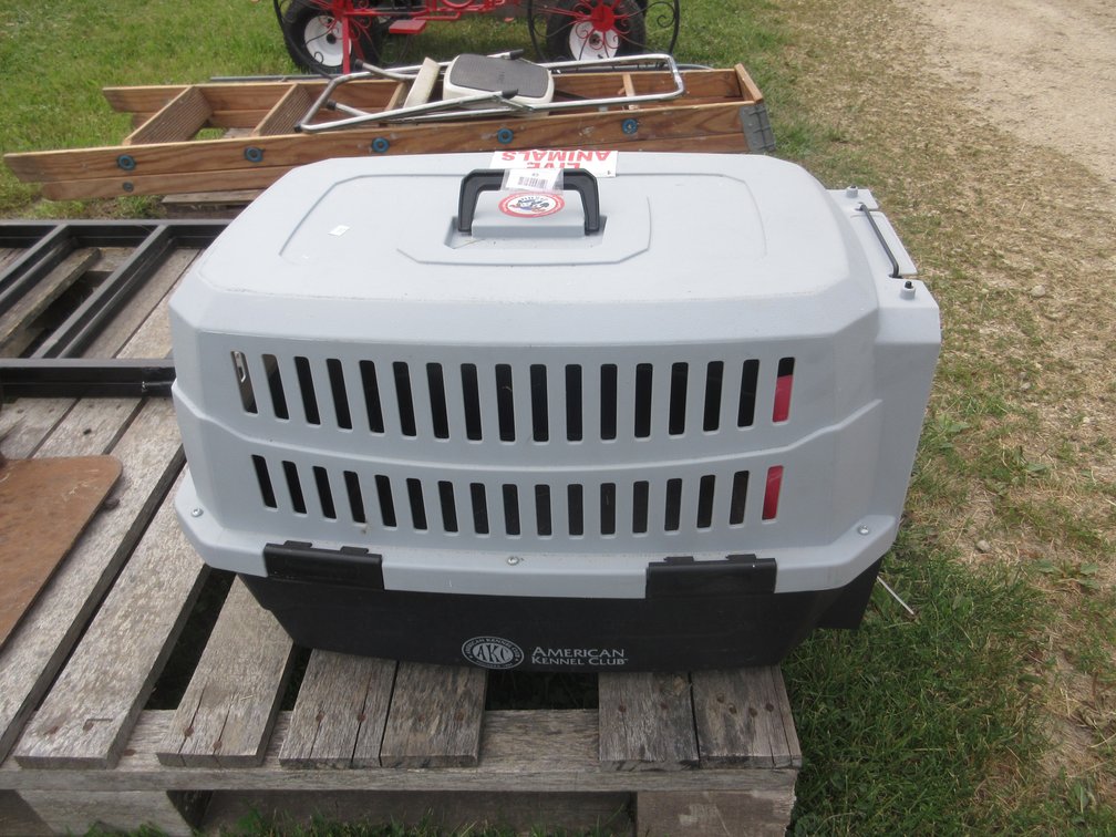 Plastic animal porta kennel