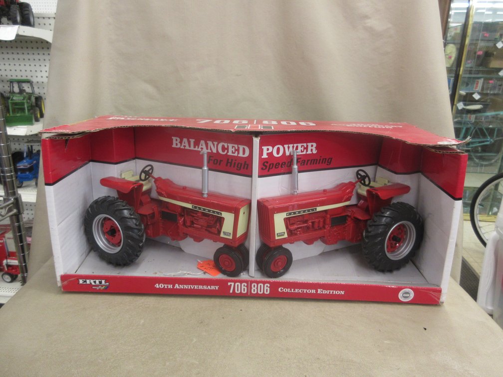 Ertl IH 706/806 die cast tractor set