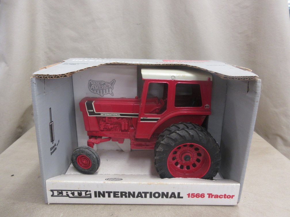 Ertl International 1566 die cast tractor