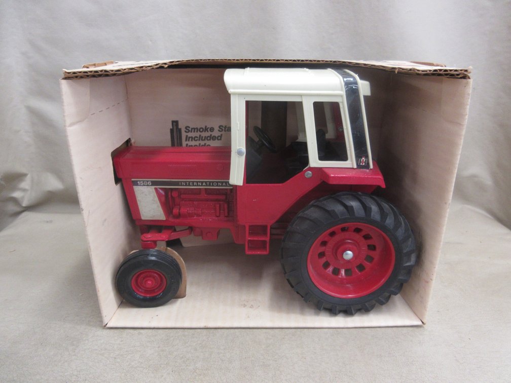 Ertl die cast International 1586 tractor with cab