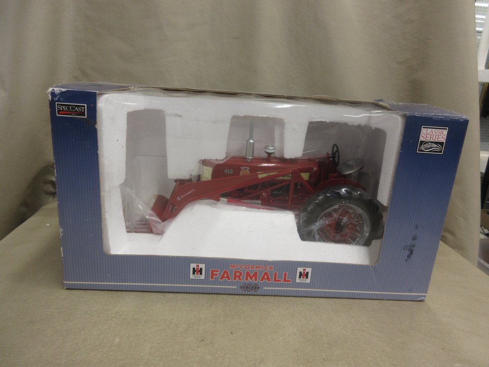 Spec Cast die cast McCormick Farmall 450 tractor