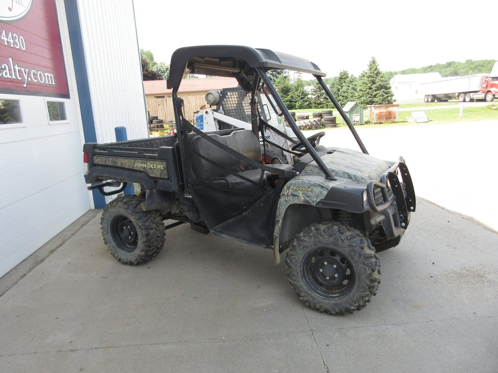 John Deere XUV 825E Gator with dump box