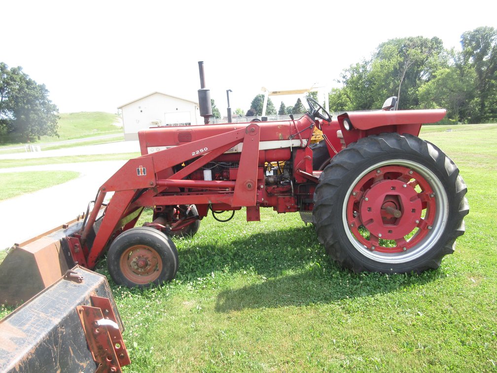 International 656 tractor with IH 2250 front end loader and bucket