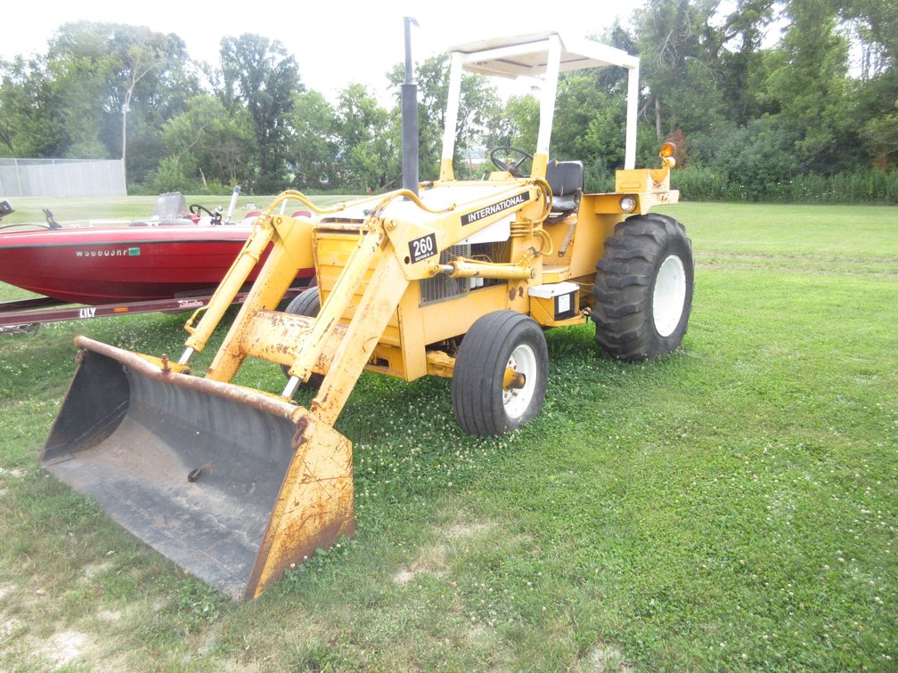 International 260 Series A diesel tractor with front end loader and bucket, goes slow in reverse, needs attention