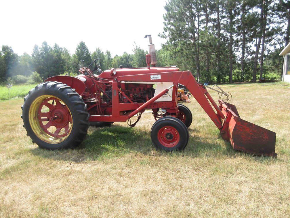 International Harvester 504 gas tractor with loader (runs & drives)